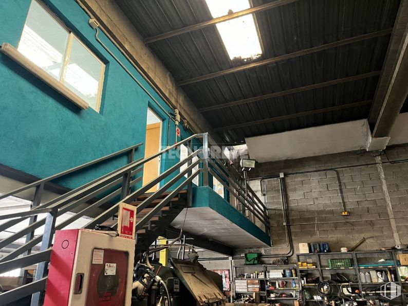 Industrial for sale at Calle Méjico, Guadalajara, 19004 with window, architecture, building, motor vehicle, beam, wood, engineering, ceiling, machine and city around