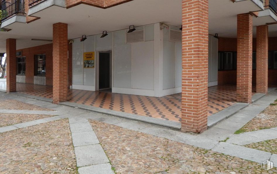 Retail for rent at Calle Jardín del Recreo, Ávila, 05001 with road surface, wood, orange, brickwork, brick, interior design, door, floor, flooring and sidewalk around