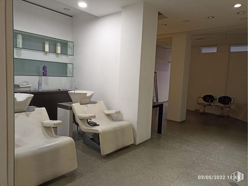 Local en venta en Calle Alberto Aguilera, Chamberí, Madrid, 28015 con silla, mueble, comodidad, estantería, diseño de interiores, piso, suelo, lámpara, sala de estar y estantería alrededor