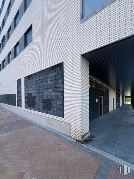 Retail for rent at Calle Oslo, Alcorcón, Madrid, 28922 with building, window, road surface, asphalt, grey, rectangle, urban design, composite material, brick and sidewalk around