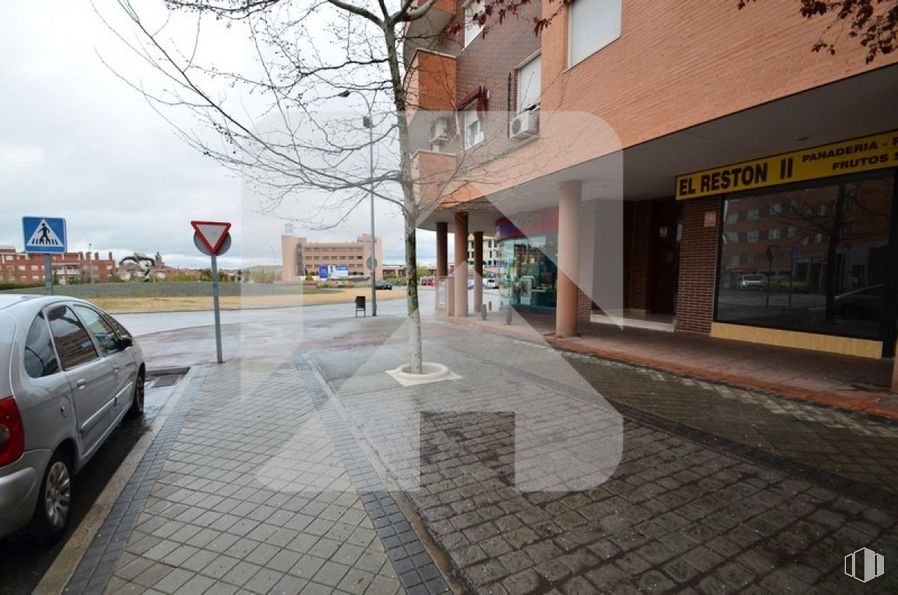 Local en alquiler en Glorieta Universo, Valdemoro, Madrid, 28341 con coche, rueda, neumático, edificio, vehículo, asfalto, superficie de la carretera, arquitectura, matrícula del vehículo y nube alrededor