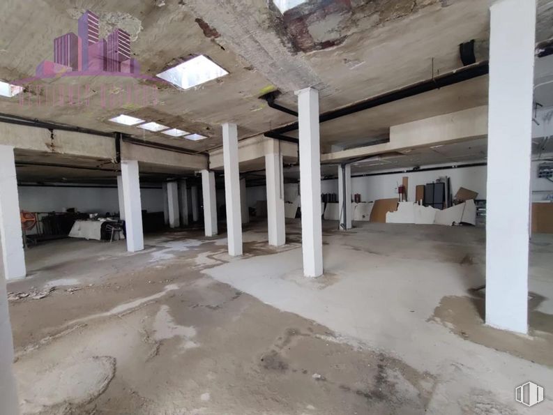 Retail for sale at Zona Fuencarral Pueblo, Fuencarral - El Pardo, Madrid, 28034 with flooring, floor, building, composite material, hall, concrete, ceiling, event, column and building material around