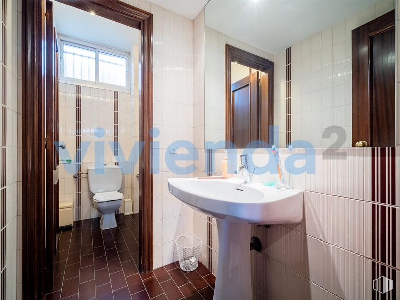 Oficina en venta en Calle Almansa, Moncloa - Aravaca, Madrid, 28040 con inodoro, ventana, espejo, fregadero, grifo, accesorios de fontanería, propiedad, lavabo, accesorio y cuarto de baño alrededor