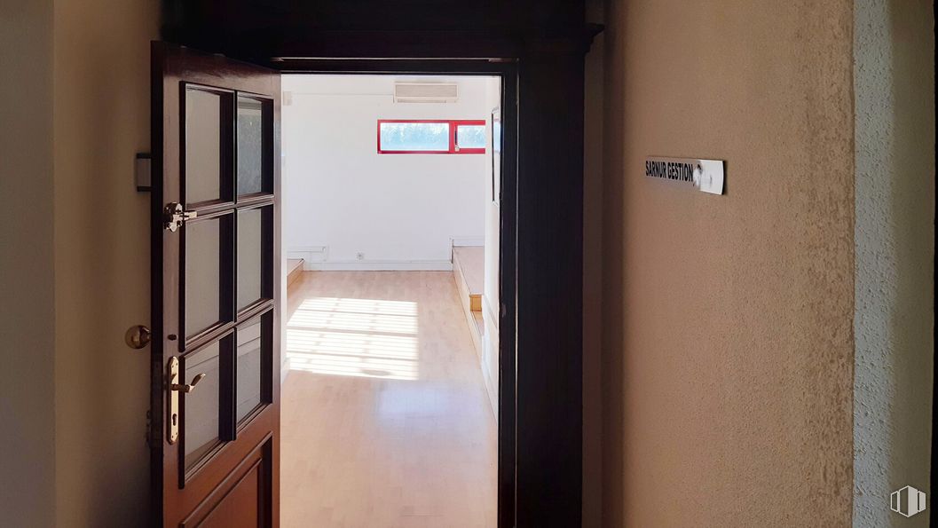 Oficina en alquiler en Calle Tierra de Barros, 2, Coslada, Madrid, 28820 con puerta, accesorio, edificio, ventana, madera, casa, suelos, techo, puerta de casa y madera dura alrededor