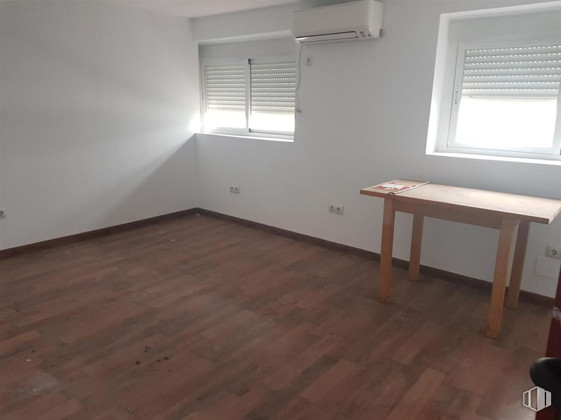 Industrial for sale & for rent at Calle Bañeza, 54, Fuenlabrada, Madrid, 28947 with window, window blind, table, flooring, floor, wood flooring, wood, interior design, laminate flooring and brown around