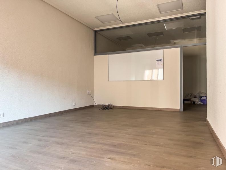 Oficina en alquiler y venta en Plaza Claudio Sánchez Albornoz, Ávila, 05001 con madera, accesorio, pasillo, suelo, piso, edificio, suelos laminados, techo, madera y material compuesto alrededor