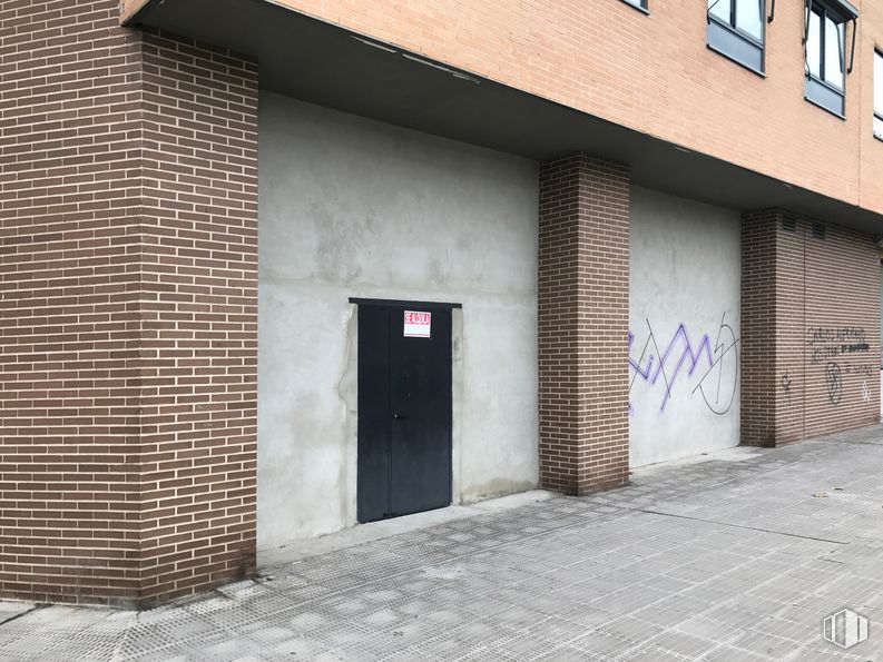 Local en alquiler y venta en Avenida Constitución, 38, Coslada, Madrid, 28820 con puerta, ventana, propiedad, superficie de la carretera, edificio, accesorio, asfalto, madera, ladrillo y albañilería alrededor