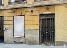 Retail for rent at Calle Campoamor, 3, Centro, Madrid, 28004 with door, window, wall, composite material, concrete, sidewalk, home door, paint and shadow around