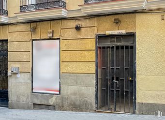 Retail for rent at Calle Campoamor, 3, Centro, Madrid, 28004 with door, window, wall, composite material, concrete, sidewalk, home door, paint and shadow around