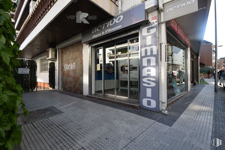 Local en venta en Calle San Isidro, 14, Majadahonda, Madrid, 28220 con edificio, puerta, planta, fachada, acera, superficie de la carretera, ciudad, diseño urbano, uso mixto y carretera alrededor