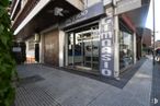 Local en venta en Calle San Isidro, 14, Majadahonda, Madrid, 28220 con edificio, puerta, planta, fachada, acera, superficie de la carretera, ciudad, diseño urbano, uso mixto y carretera alrededor