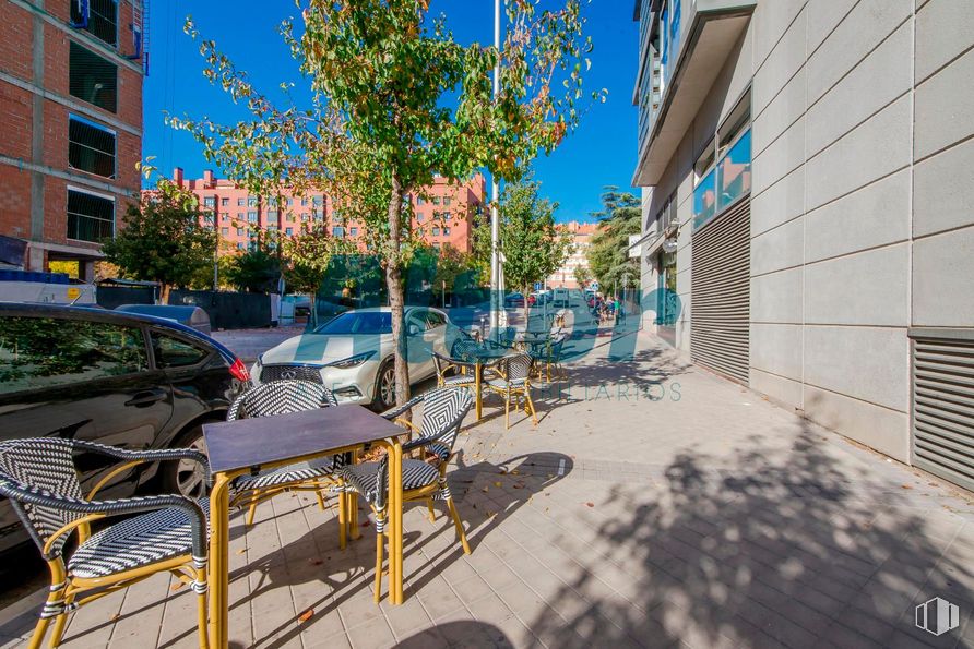 Retail for sale & for rent at Calle Barrilero, Retiro, Madrid, 28007 with car, chair, tire, wheel, daytime, building, city, neighbourhood, residential area and town around