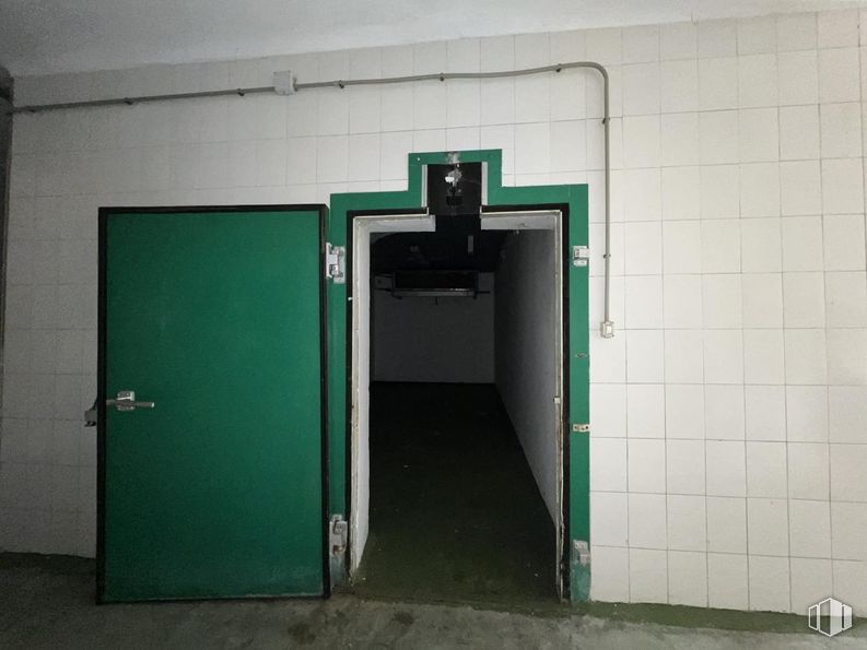 Industrial for sale at Calle Roble, San Pedro del Arroyo, Ávila, 05350 with door, fixture, composite material, symmetry, tints and shades, wood, flooring, rectangle, gas and concrete around