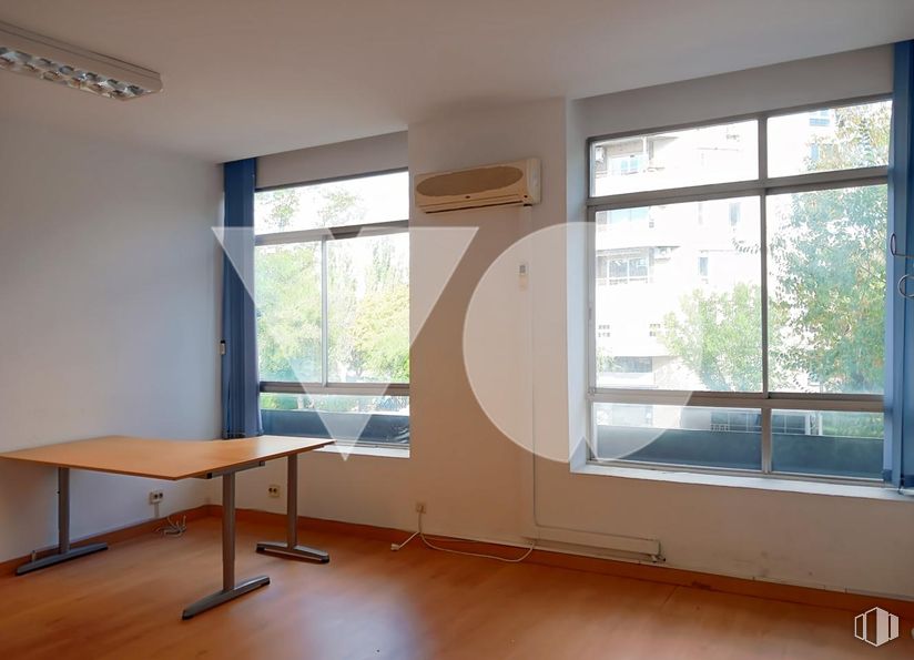 Office for sale at Carretera Canillas, Hortaleza, Madrid, 28043 with window, desk, table, light fixture, flooring, floor, interior design, wood, ceiling and room around