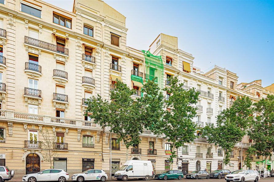 Retail for sale & for rent at Avenida Menéndez Pelayo, Retiro, Madrid, 28009 with car, building, daytime, window, city, urban area, apartment, facade, neighbourhood and metropolitan area around