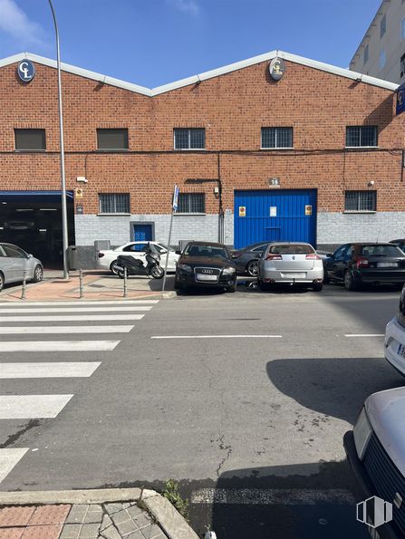 Nave en alquiler en Calle Gamonal, Villa de Vallecas, Madrid, 28031 con coche, edificio, rueda, cielo, ventana, neumático, vehículo, superficie de la carretera, asfalto y diseño urbano alrededor