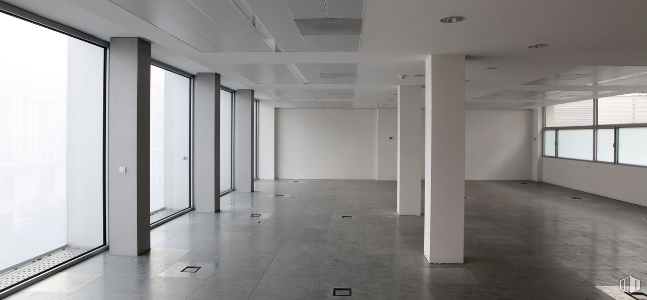 Oficina en alquiler en Príncipe de Vergara, 37, Salamanca, Madrid, 28001 con ventana, accesorio, edificio, hall, suelos, suelo, vidrio, techo, simetría y espacio alrededor