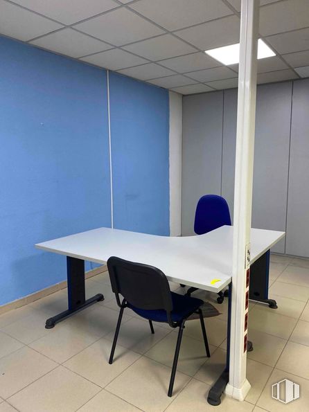 Industrial for rent at Zona Vallecas, Villa de Vallecas, Madrid, 28031 with chair, desk, table, furniture, flooring, floor, office chair, office equipment, plastic and steel around