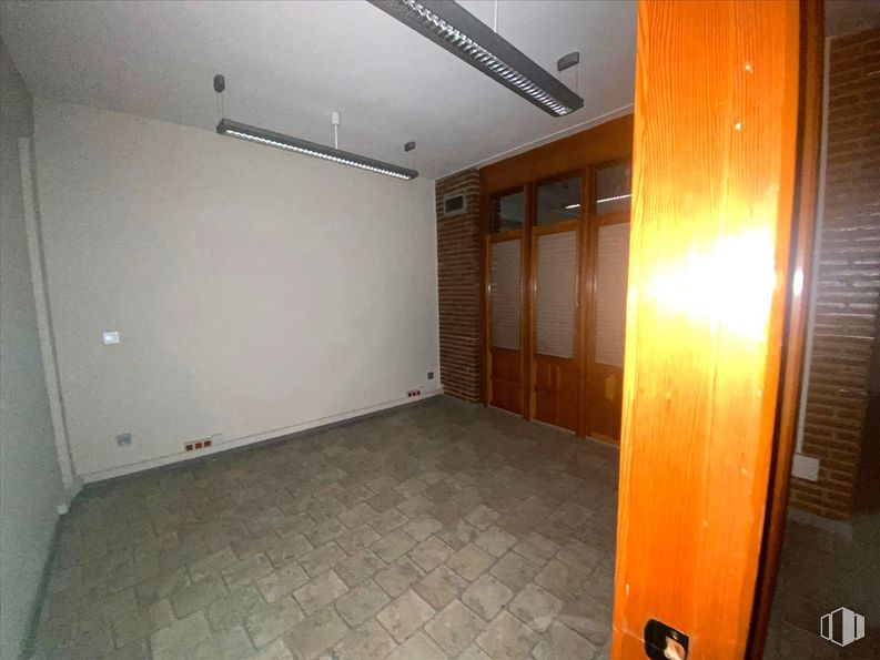 Oficina en venta en Calle Nueva, Toledo, 45001 con alumbrado, lámpara, accesorio, suelo, suelos, edificio, madera, techo, casa y puerta alrededor