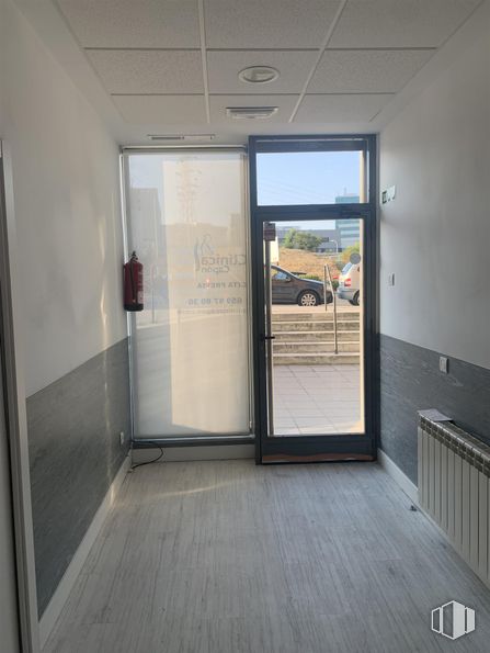 Retail for rent at Calle Puerto de Somport  , Fuencarral - El Pardo, Madrid, 28050 with door, car, building, fixture, flooring, shade, automotive exterior, floor, wood and vehicle door around