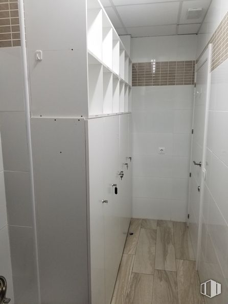 Local en venta en Zona Las Tablas, Fuencarral - El Pardo, Madrid, 28050 con propiedad, accesorio, suelos, edificio, madera, material compuesto, techo, vidrio, aluminio y material de construcción alrededor