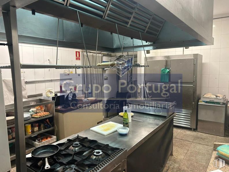 Local en alquiler en Polígono Industrial las Monjas, Torrejón de Ardoz, Madrid, 28850 con encimera, comida, vajilla, cocina, aparato de cocina, cocina, gran electrodoméstico, estufa, campana de cocina y ebanistería alrededor