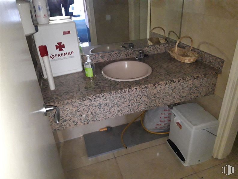 Office for sale at Avenida Europa, Moncloa - Aravaca, Madrid, 28023 with sink, tap, property, plumbing fixture, bathroom sink, countertop, cabinetry, wood, interior design and flooring around