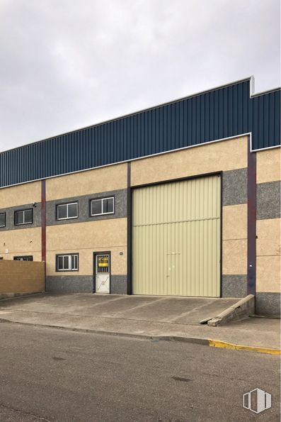 Industrial for sale at Calle Alfonso VI, 33, Yuncos, Toledo, 45210 with door, building, cloud, sky, fixture, road surface, asphalt, window, rectangle and composite material around