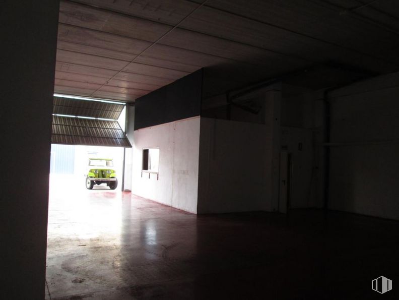 Industrial for sale & for rent at Calle Navas de Buitrago, Villaverde, Madrid, 28021 with flooring, tints and shades, asphalt, composite material, concrete, ceiling, darkness, fixture, sky and automotive lighting around