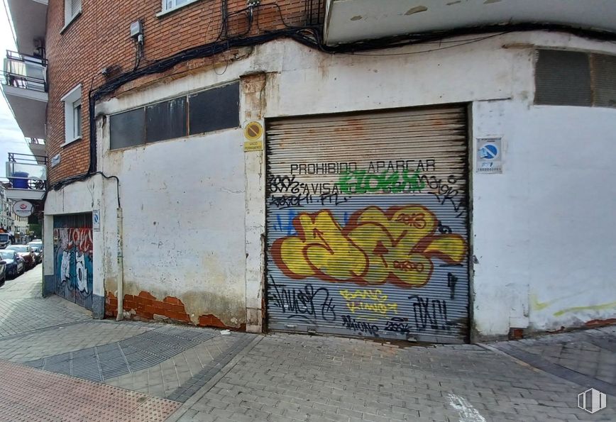 Local en alquiler y venta en Calle Jardín de la Duquesa, Vicálvaro, Madrid, 28032 con edificio, pintura, graffiti, asfalto, arte, ladrillo, superficie de la carretera, barrio, pared y casa alrededor