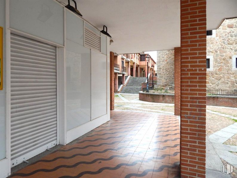 Retail for rent at Calle Jardín del Recreo, Ávila, 05001 with property, wood, houseplant, brick, floor, flooring, flowerpot, real estate, brickwork and door around