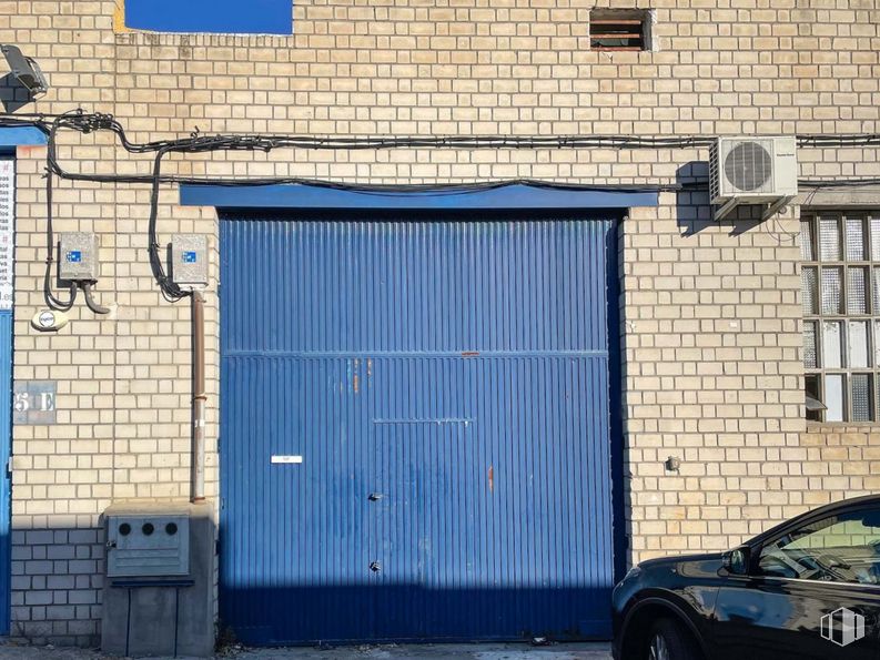 Nave en alquiler en Polígono Albresa, Valdemoro, Madrid, 28342 con coche, ventana, puerta, neumático, rueda, azul, azure, capó, vehículo y madera alrededor