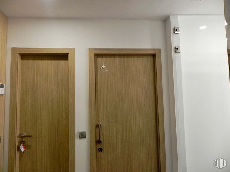 Oficina en venta en Edificio Auge I, Calle María Tubau, 8, Fuencarral - El Pardo, Madrid, 28049 con mediante, accesorio, resolver, madera, inicio por, tinte para madera, manija de la puerta, madera dura, tablón y barniz alrededor