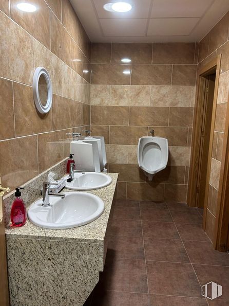 Retail for sale at Calle Torrelaguna, 89, Fuente el Saz de Jarama, Madrid, 28140 with toilet, sink, bottle, brown, mirror, tap, bathroom sink, plumbing fixture, bathroom and building around