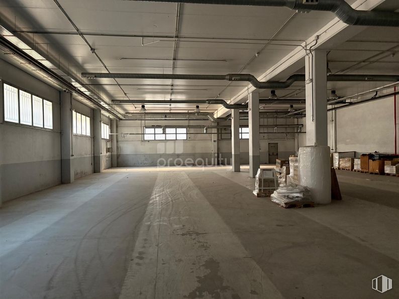 Industrial for sale at Calle Laguna, 74, Alcorcón, Madrid, 28923 with window, flooring, floor, ceiling, composite material, metal, warehouse, building material, hall and electrical supply around