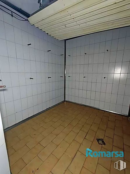 Retail for rent at Plaza Calderón de la Barca, Segovia, 40004 with fixture, tile flooring, floor, flooring, composite material, ceiling, glass, space, rectangle and shade around