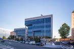 Office for rent at Avenida San Máximo, 11, Usera, Madrid, 28041 with building, sky, wheel, car, tower block, tree, urban design, vehicle, condominium and street light around