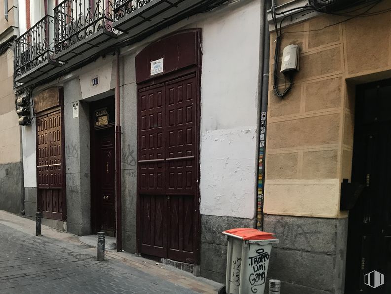 Local en venta en Calle Molino de Viento, Centro, Madrid, 28004 con puerta, contenedor de basura, edificio, accesorio, superficie de la carretera, pared, ladrillo, albañilería, fachada y madera alrededor