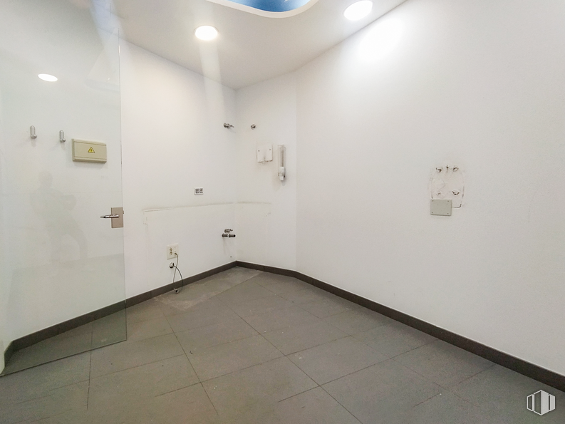 Retail for rent at Avenida Portugal, Ávila, 05001 with fixture, wood, floor, flooring, material property, paint, composite material, hall, art and ceiling around