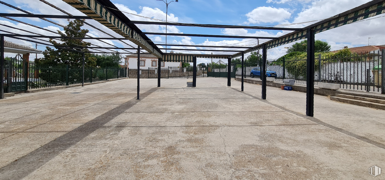 Retail for sale & for rent at Zona Río Alberche, Hormigos, Toledo, 45919 with plant, sky, cloud, tree, building, road surface, shade, architecture, asphalt and urban design around