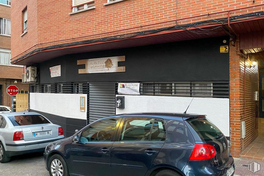 Local en venta en Calle Estación, Las Rozas de Madrid, Madrid, 28230 con coche, rueda, neumático, luz de estacionamiento, vehículo terrestre, vehículo, planta, ventana, edificio y neumático de automoción alrededor