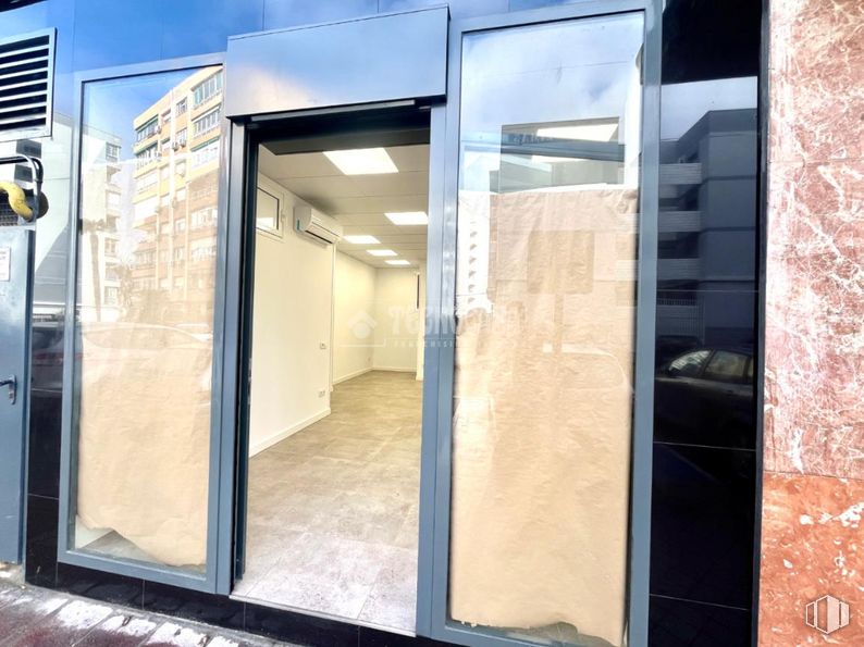 Retail for rent at Calle Lima, 12, Fuenlabrada, Madrid, 28944 with floor, flooring, door, glass, composite material, metal, transparency, daylighting, building material and home door around