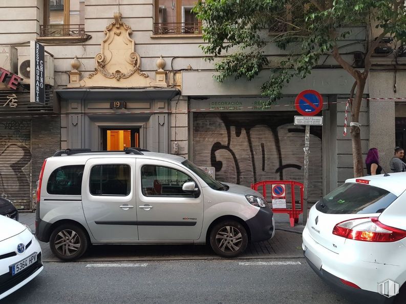 Local en alquiler en Calle Hortaleza, Centro, Madrid, 28004 con rueda, coche, ventana, neumático, vehículo, vehículo terrestre, placa de matrícula del vehículo, edificio, luz trasera y de freno automotriz y vehículo motorizado alrededor