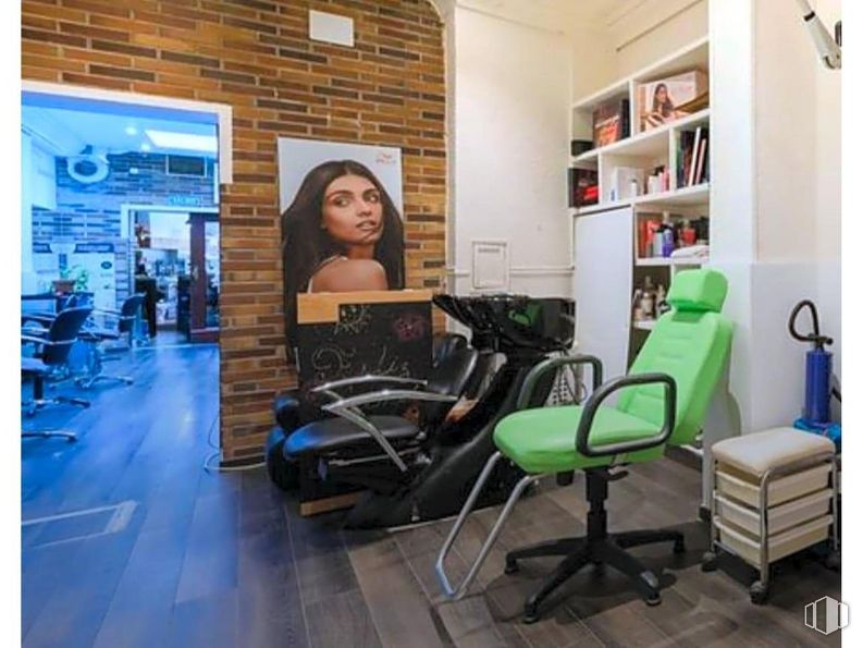 Local en venta en Avenida Doctor Federico Rubio y Galí, Tetuán, Madrid, 28039 con persona, silla, edificio, propiedad, marco, diseño de interiores, diseño automotriz, piso, pared y ocio alrededor