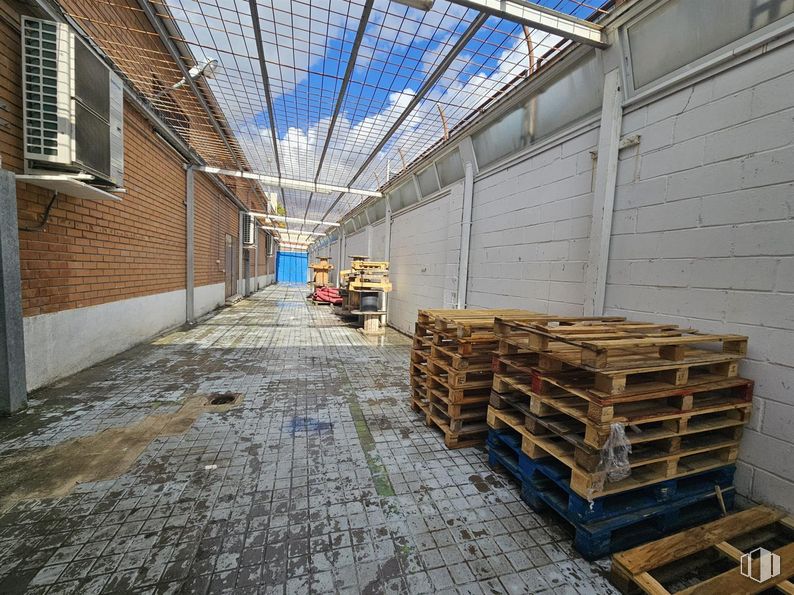 Nave en alquiler y venta en Calle Granja, Alcobendas, Madrid, 28108 con propiedad, ventana, madera, superficie de la carretera, neumático, cielo, edificio, suelos, suelo y línea alrededor