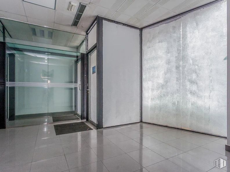 Nave en venta en Avenida Camino de lo Cortao, 6, San Sebastián de los Reyes, Madrid, 28700 con puerta, accesorio, edificio, interiorismo, suelo de baldosas, suelo, suelos, material compuesto, vidrio y techo alrededor