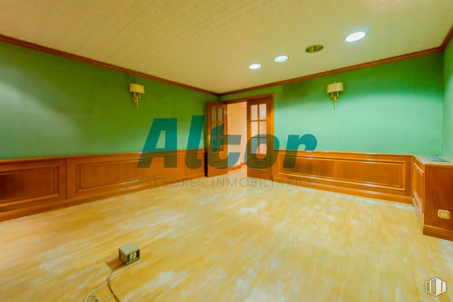 Local en venta en Calle de Alejandro Rodríguez, Tetuán, Madrid, 28039 con lámpara, alumbrado, suelos, suelo, madera, techo, interiorismo, suelos de madera, habitación y tinte para madera alrededor