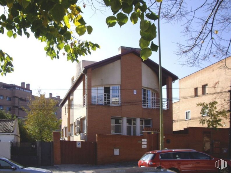 Oficina en alquiler en Calle Ángel Cavero, Hortaleza, Madrid, 28043 con coche, casa, ventana, edificio, luz de estacionamiento, vehículo terrestre, cielo, propiedad, neumático y vehículo alrededor