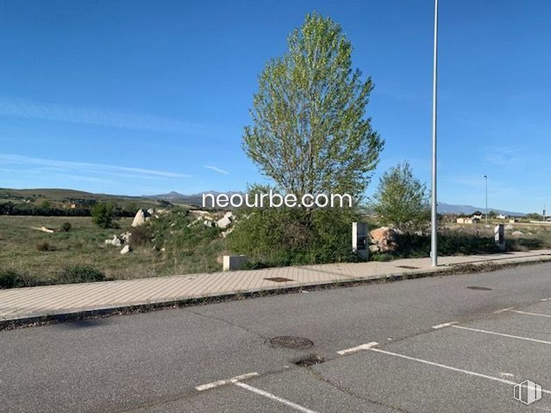 Land for sale at Calle Jesús Grande Aparicio, Ávila, 05002 with sky, plant, road surface, land lot, asphalt, tar, thoroughfare, tree, woody plant and grass around