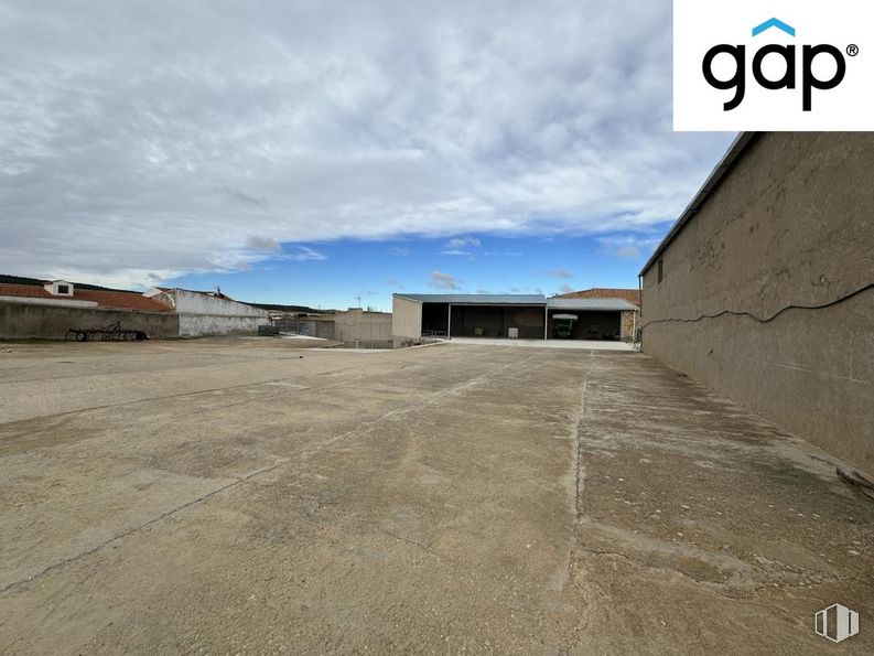 Industrial for sale at Zona centro, Villares del Saz, Cuenca, 16442 with building, cloud, sky, road surface, asphalt, land lot, landscape, road, facade and concrete around